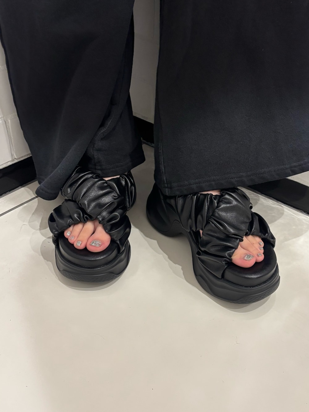 ピンク系のTシャツ/カットソー、ブラック系のスウェットパンツ、ホワイト系のショルダーバッグを着用したレディースの夏コーディネートの6枚目の写真