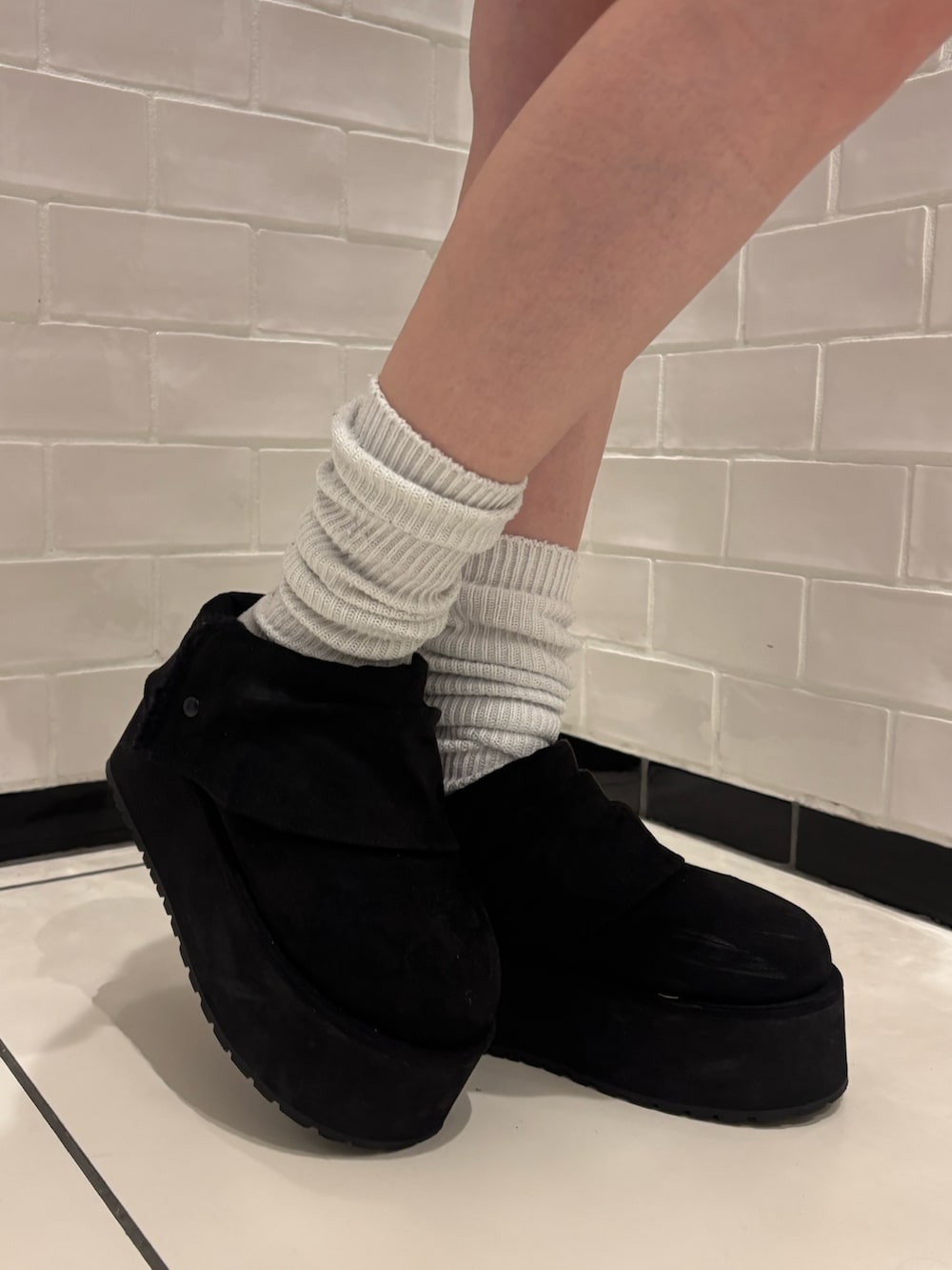 ブルー系のその他パンツ、ブラック系のスリッポン、ブラック系のスウェットを着用したレディースの秋コーディネートの6枚目の写真