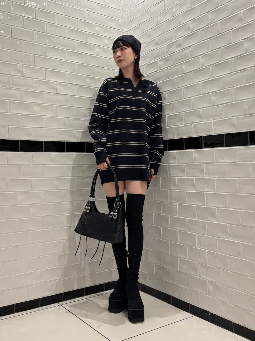 ブルー系のワンピース、ブラック系のブーツ、ブラック系のショルダーバッグを着用したレディースの秋コーディネートの7枚目の写真