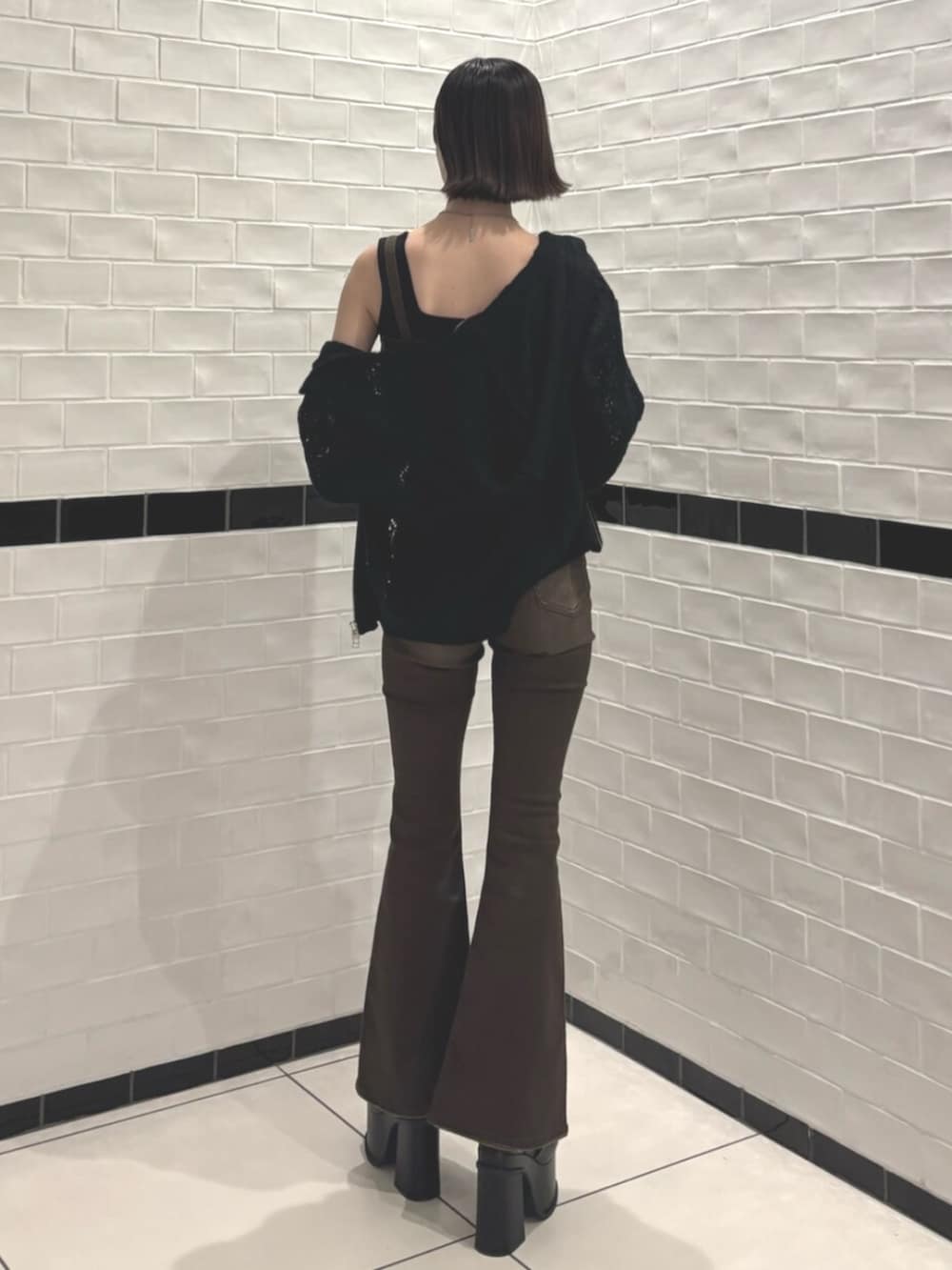 ブラック系のパーカー、ブラック系のサンダル、ブラウン系のサロペット/オーバーオールを着用したレディースの春コーディネートの3枚目の写真