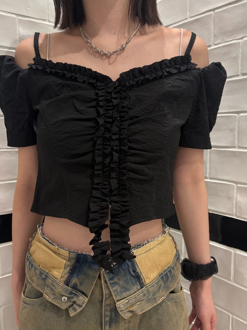 ブラック系のTシャツ/カットソー、ブラウン系のデニムパンツ、ブラック系のスニーカーを着用したレディースの夏コーディネートの4枚目の写真