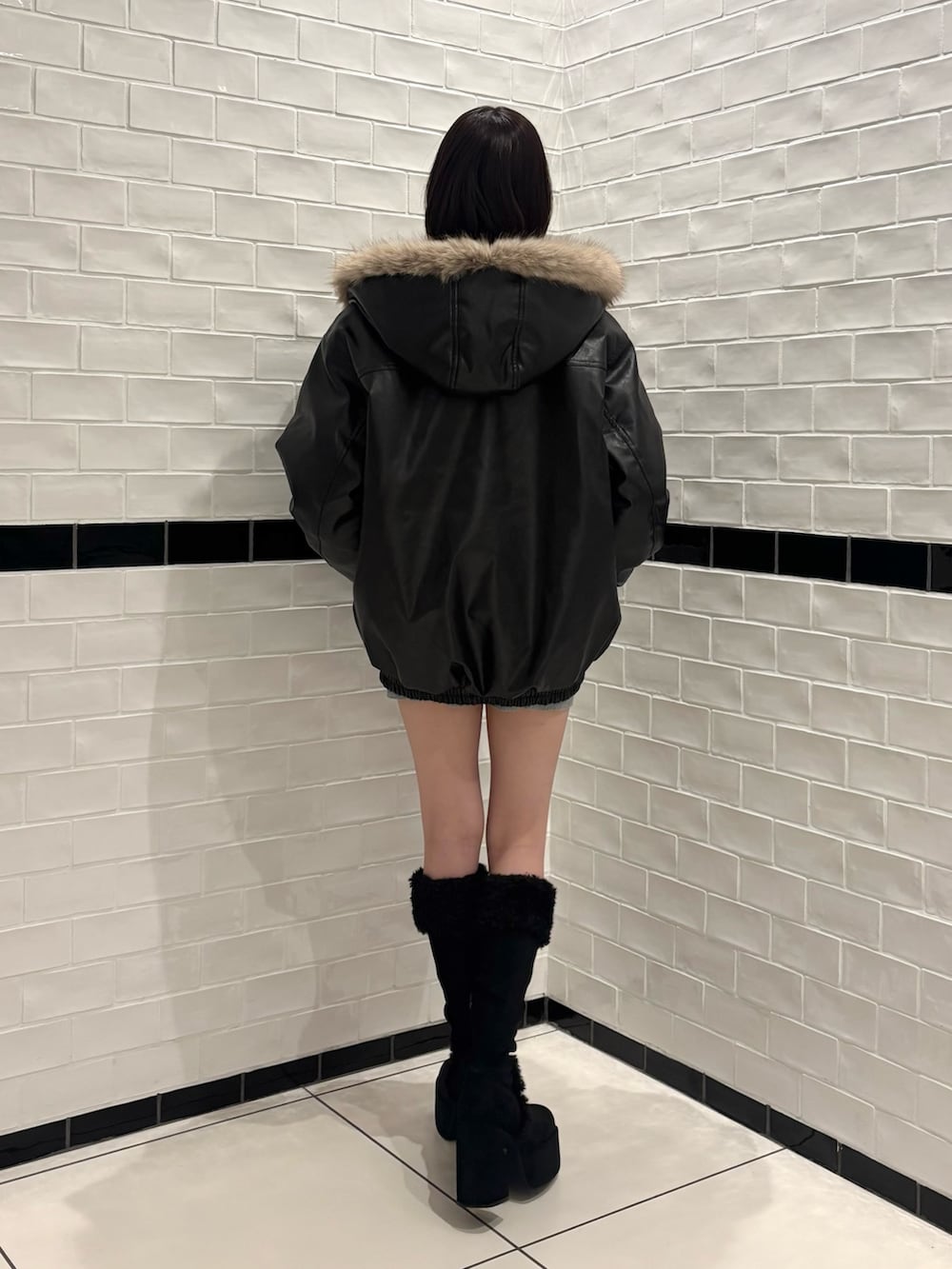 ブラック系のブルゾン、ブラック系のニット/セーター、グレー系のその他パンツを着用したレディースの秋コーディネートの3枚目の写真