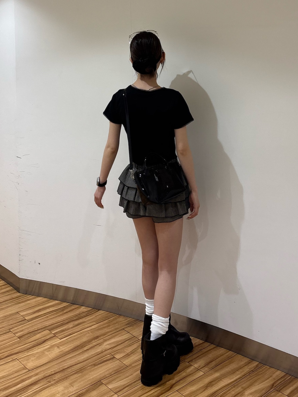 ブラック系のTシャツ/カットソー、ブラック系のハンドバッグ、その他のスカートを着用したレディースの夏コーディネートの3枚目の写真