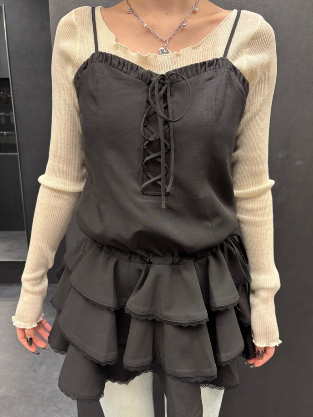 ブラウン系のハンドバッグ、ブラック系のサンダル、ブルー系のデニムパンツを着用したレディースの春コーディネートの4枚目の写真