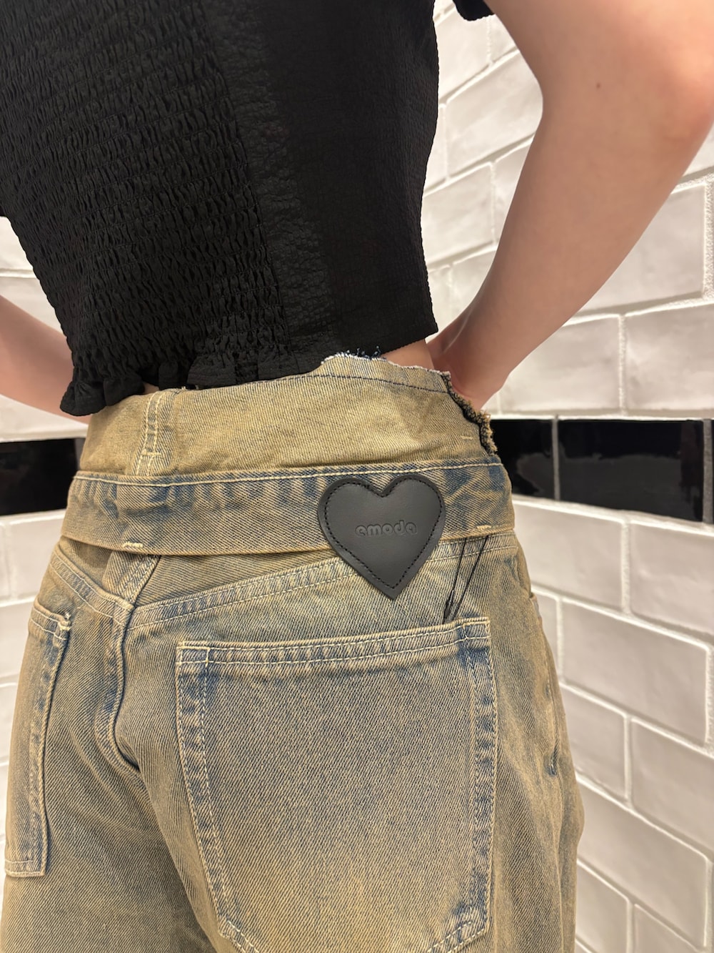 ブラック系のTシャツ/カットソー、ブラウン系のデニムパンツ、ブラック系のスニーカーを着用したレディースの夏コーディネートの6枚目の写真