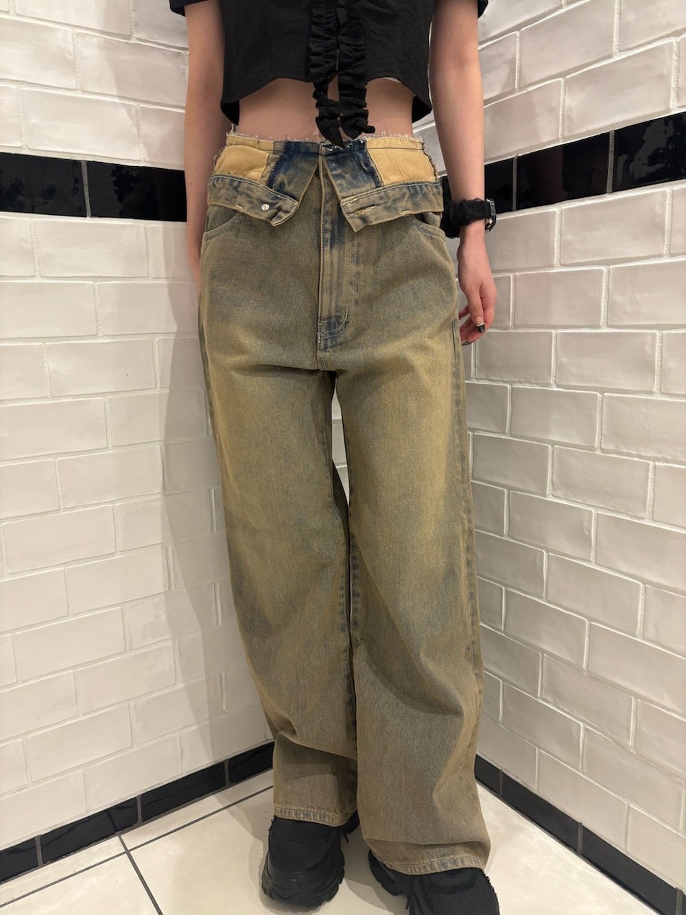 ブラック系のTシャツ/カットソー、ブラウン系のデニムパンツ、ブラック系のスニーカーを着用したレディースの夏コーディネートの5枚目の写真