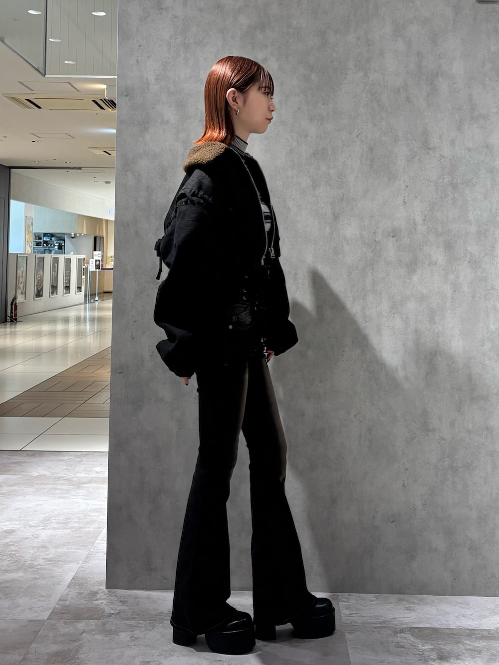 ブルー系のブルゾン、グレー系のニット/セーター、ブラック系のデニムパンツを着用したレディースの秋コーディネートの2枚目の写真