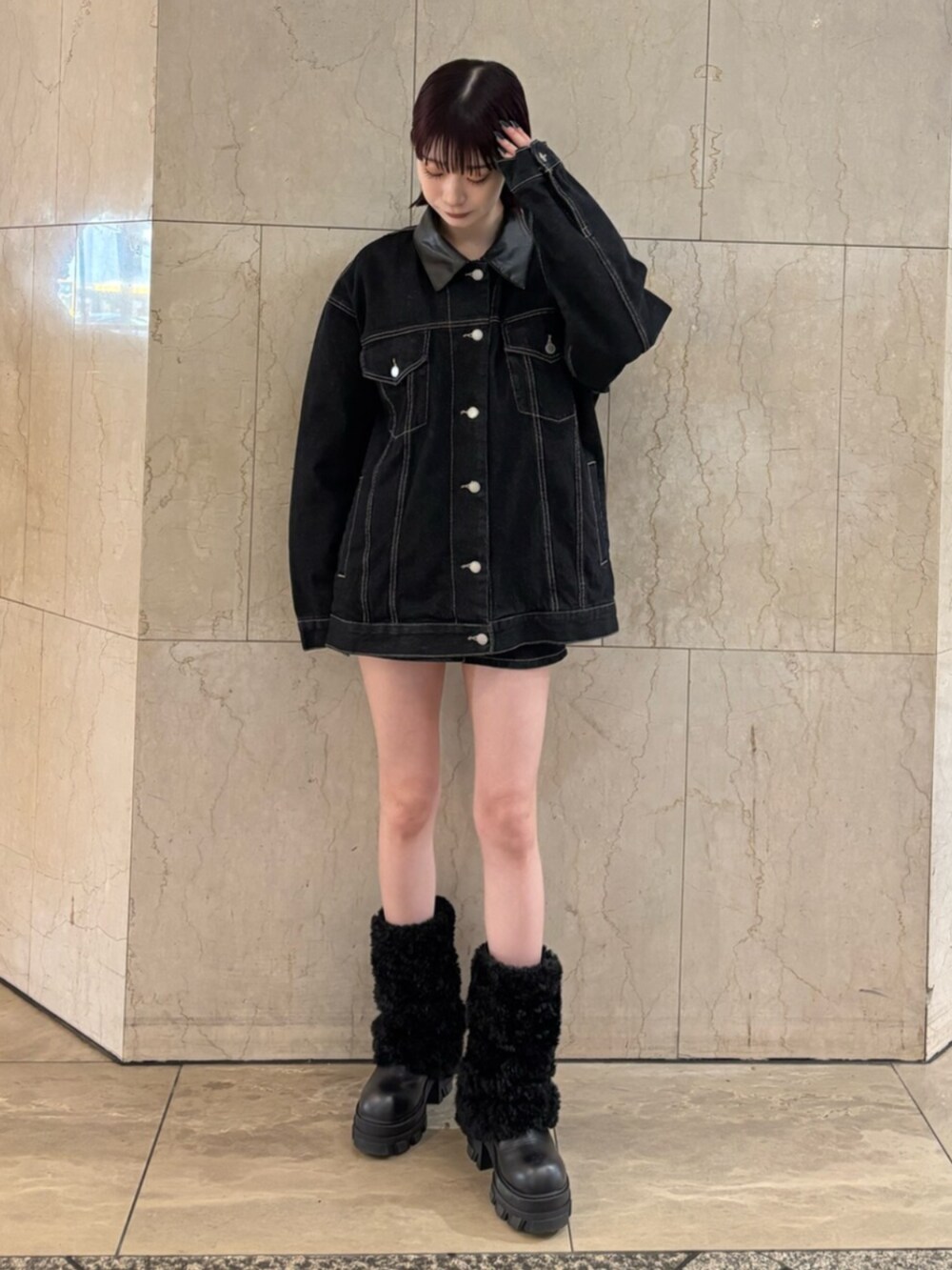 ブラック系のブーツ、ブルー系のブルゾン、ピンク系のニット/セーターを着用したレディースの冬コーディネートの2枚目の写真