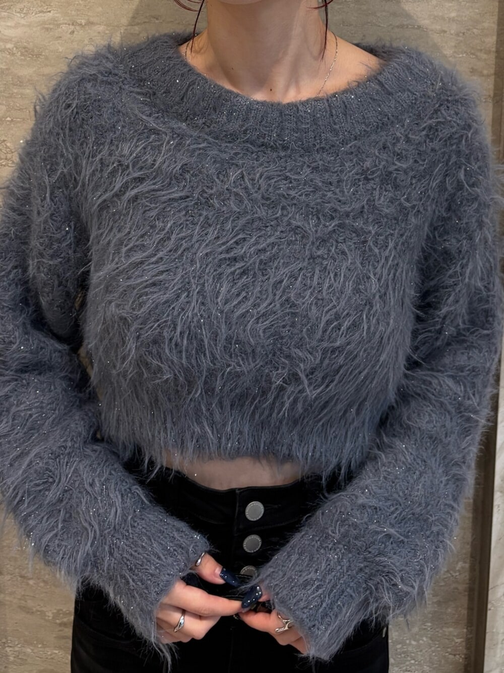 ブラック系のブーツ、グレー系のニット/セーター、ブラック系のデニムパンツを着用したレディースの冬コーディネートの5枚目の写真