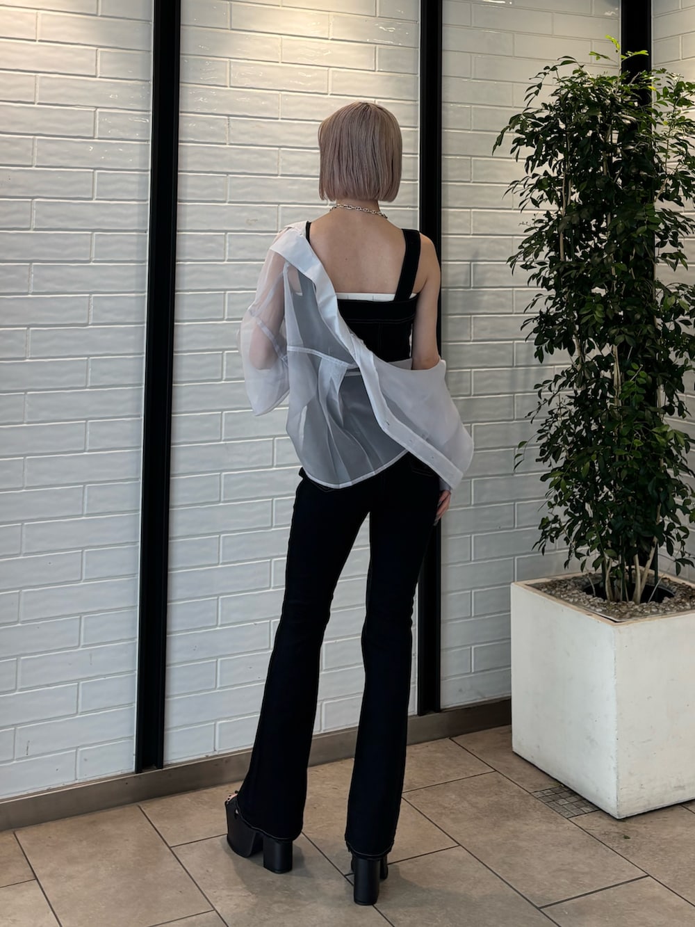 ホワイト系のキャミソール、グレー系のシャツ/ブラウス、ブラック系のサンダルを着用したレディースの夏コーディネートの3枚目の写真