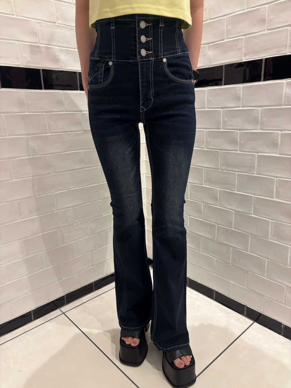 イエロー系のTシャツ/カットソー、ブルー系のデニムパンツ、ブラック系のサンダルを着用したレディースの夏コーディネートの5枚目の写真
