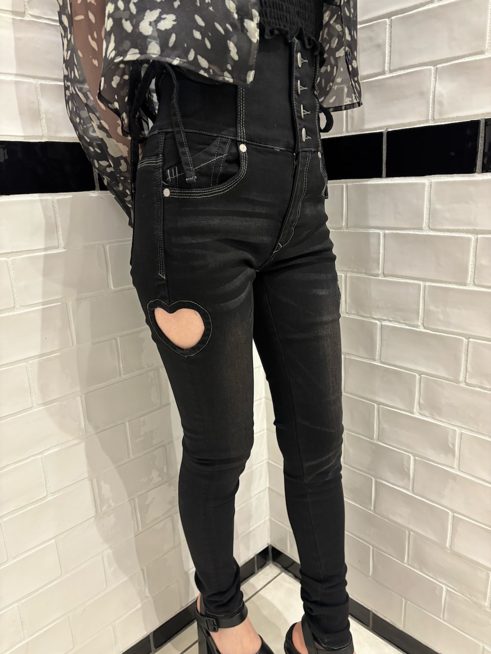 その他のシャツ/ブラウス、ブラック系のキャミソール、ブラック系のデニムパンツを着用したレディースの夏コーディネートの5枚目の写真