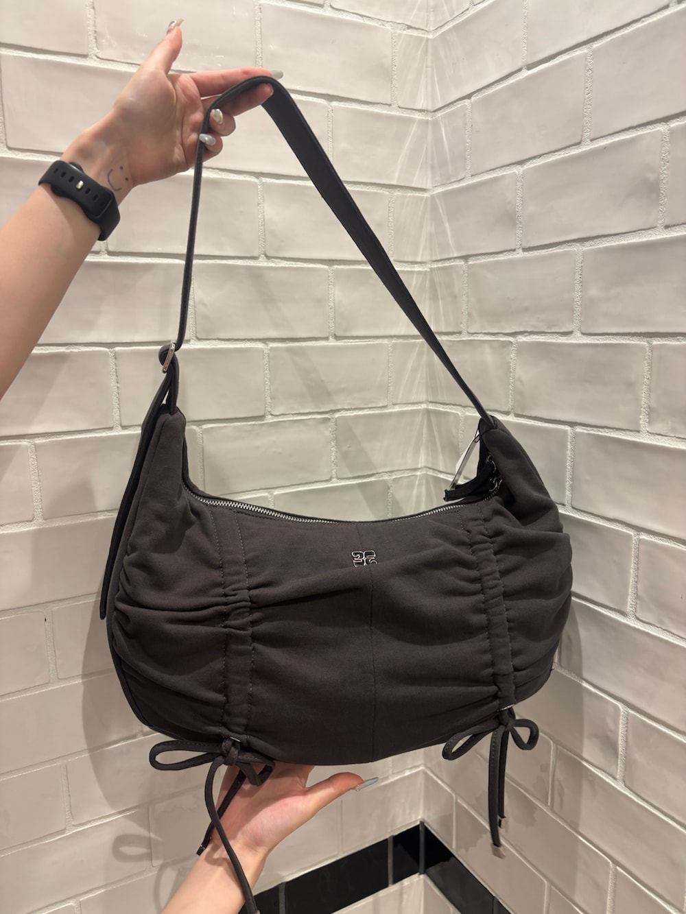 ブラック系のシャツ/ブラウス、ブルー系のデニムパンツ、ホワイト系のサンダルを着用したレディースの夏コーディネートの7枚目の写真