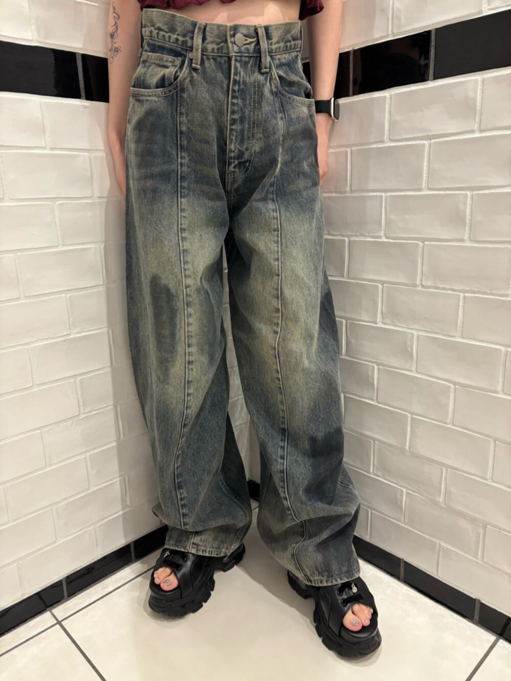 ホワイト系のショルダーバッグ、ブラック系のサンダル、ブルー系のデニムパンツを着用したレディースの夏コーディネートの5枚目の写真