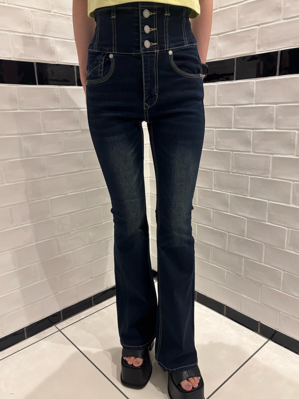 ホワイト系のTシャツ/カットソー、ブルー系のデニムパンツ、ブラック系のサンダルを着用したレディースの夏コーディネートの5枚目の写真