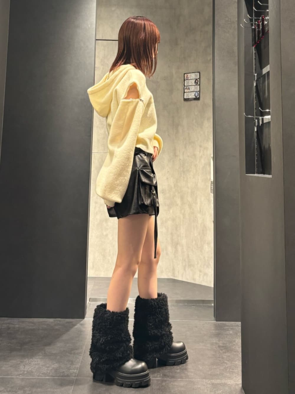 ブラック系のその他パンツ、ブラック系のブーツ、ホワイト系のパーカーを着用したレディースの冬コーディネートの2枚目の写真