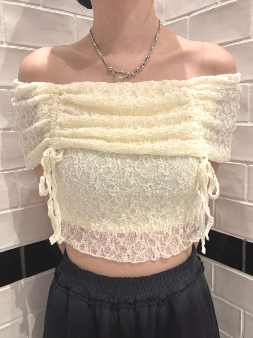 ブラック系のスウェットパンツ、ブラック系のサンダル、ホワイト系のTシャツ/カットソーを着用したレディースの夏コーディネートの4枚目の写真