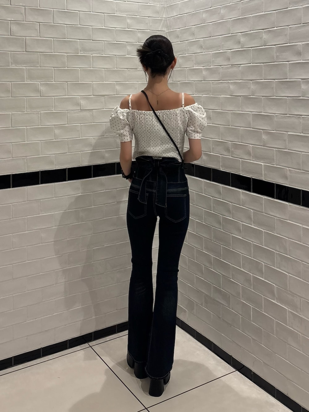 ホワイト系のTシャツ/カットソー、ブルー系のデニムパンツ、ブラック系のサンダルを着用したレディースの夏コーディネートの3枚目の写真