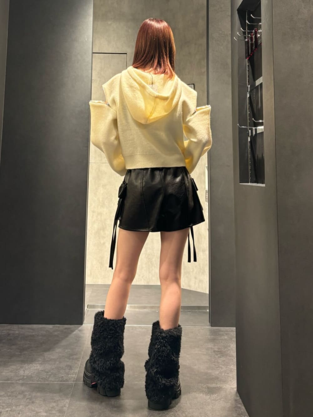 ブラック系のその他パンツ、ブラック系のブーツ、ホワイト系のパーカーを着用したレディースの冬コーディネートの3枚目の写真