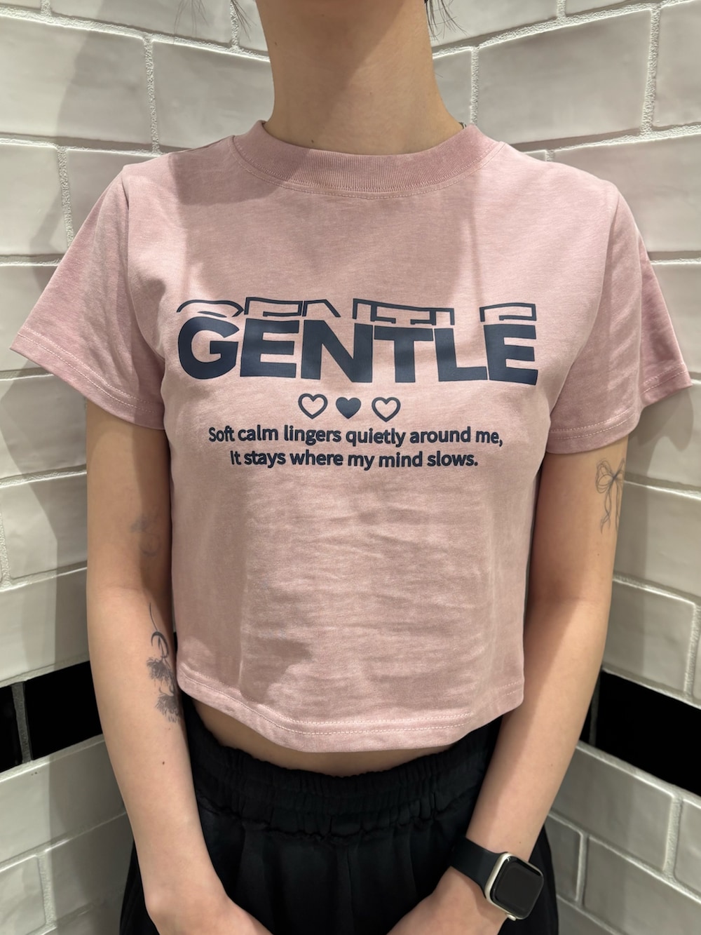 ピンク系のTシャツ/カットソー、ブラック系のスウェットパンツ、ホワイト系のショルダーバッグを着用したレディースの夏コーディネートの4枚目の写真