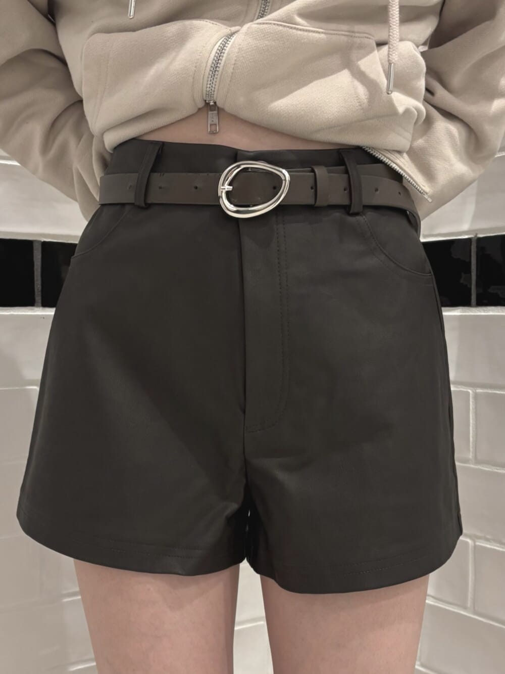 ホワイト系のブーツ、ブラウン系のその他パンツ、ベージュ系のパーカーを着用したレディースの秋コーディネートの6枚目の写真