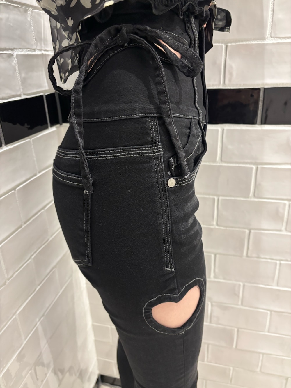 その他のシャツ/ブラウス、ブラック系のキャミソール、ブラック系のデニムパンツを着用したレディースの夏コーディネートの6枚目の写真