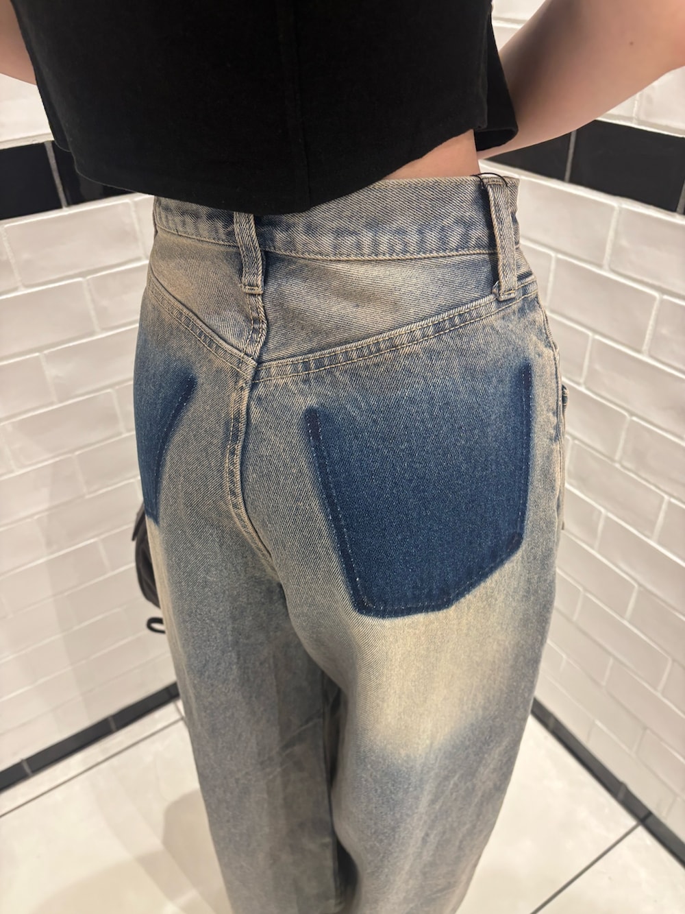 ブラック系のシャツ/ブラウス、ブルー系のデニムパンツ、ホワイト系のサンダルを着用したレディースの夏コーディネートの8枚目の写真