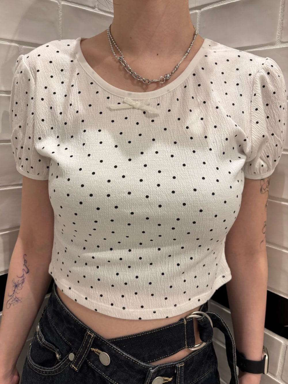 ホワイト系のTシャツ/カットソー、ブルー系のデニムパンツ、ブラック系のサンダルを着用したレディースの夏コーディネートの4枚目の写真