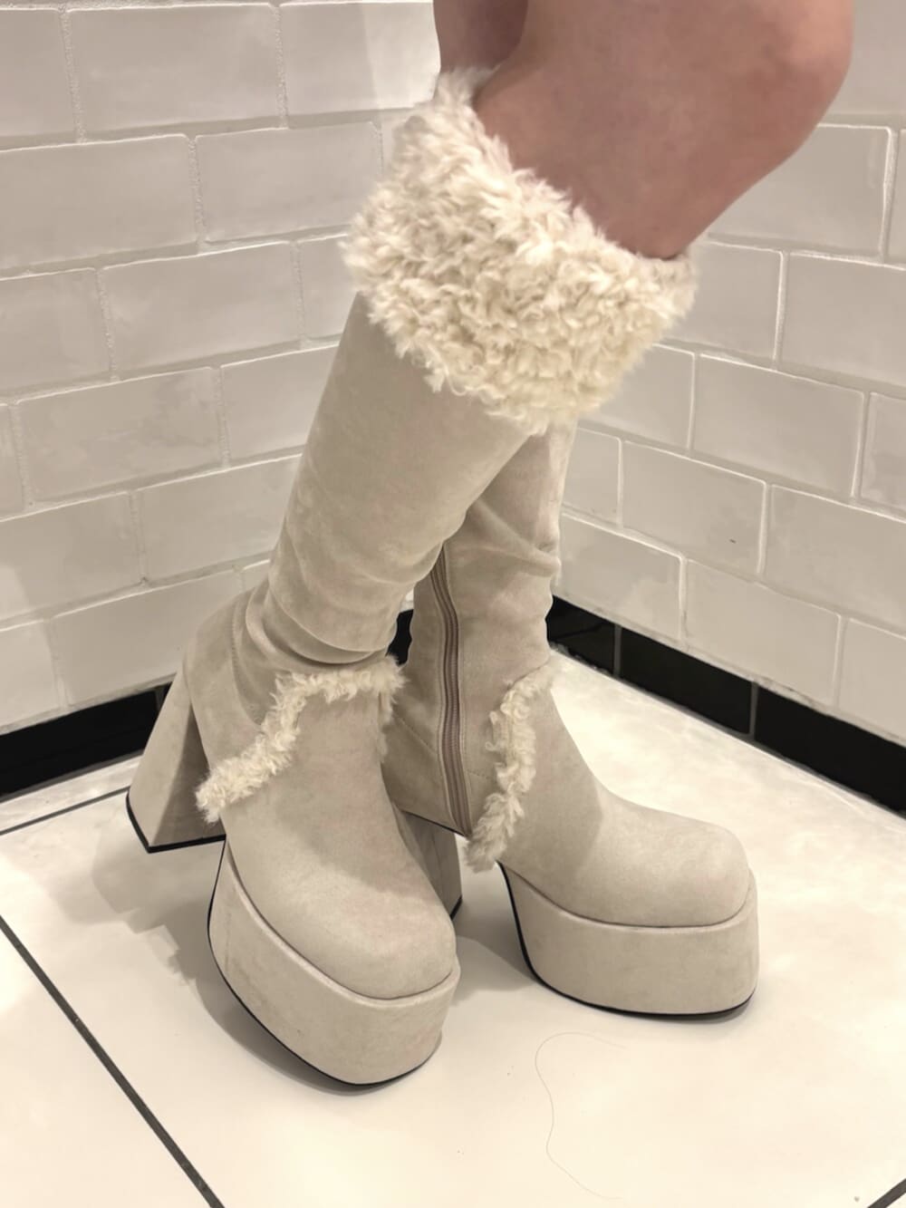 ホワイト系のブーツ、ブラウン系のその他パンツ、ベージュ系のパーカーを着用したレディースの秋コーディネートの7枚目の写真