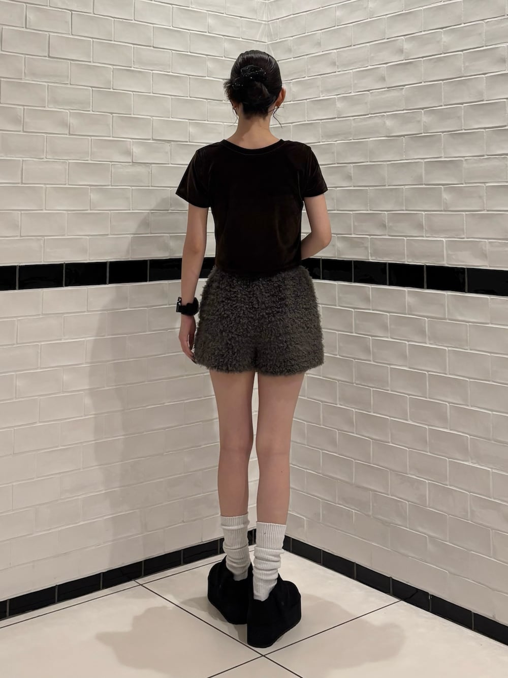 ブラウン系のTシャツ/カットソー、グレー系のその他パンツ、ブラック系のスリッポンを着用したレディースの夏コーディネートの3枚目の写真