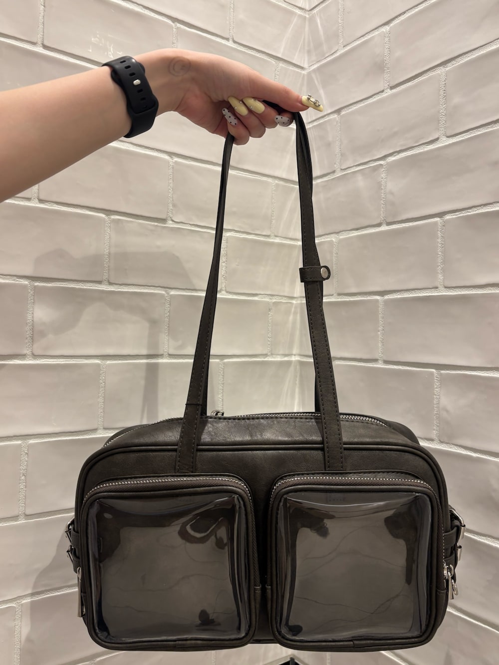 ピンク系のニット/セーター、ブルー系のデニムパンツ、ブラック系のショルダーバッグを着用したレディースの夏コーディネートの8枚目の写真