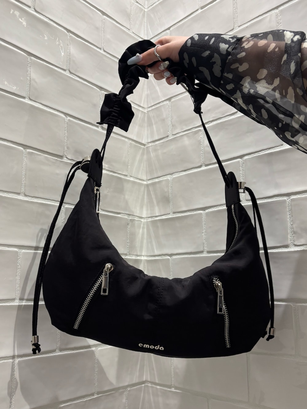 その他のシャツ/ブラウス、ブラック系のキャミソール、ブラック系のデニムパンツを着用したレディースの夏コーディネートの8枚目の写真