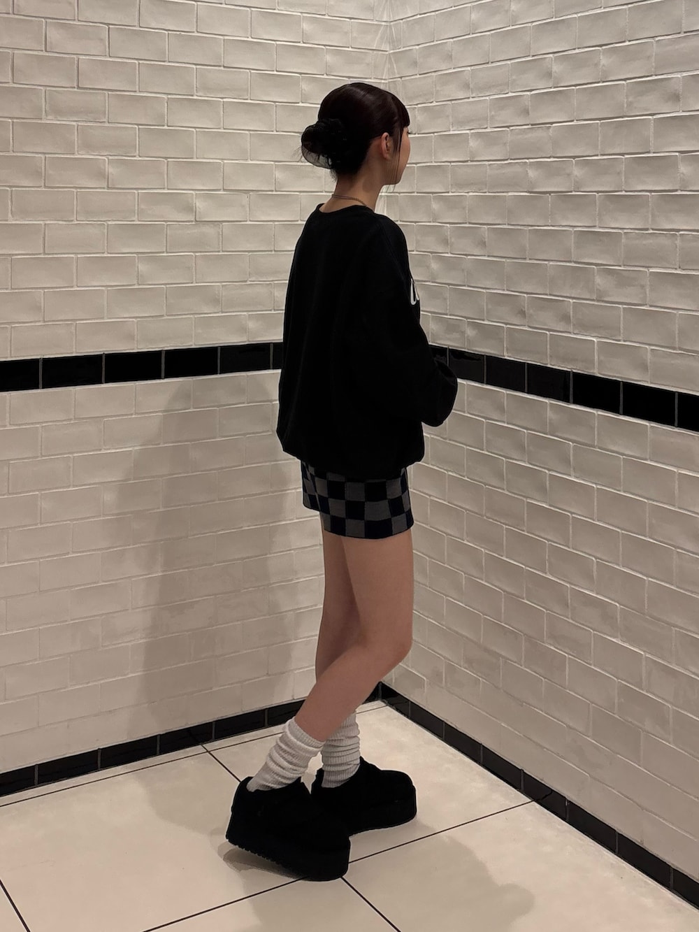 ブルー系のその他パンツ、ブラック系のスリッポン、ブラック系のスウェットを着用したレディースの秋コーディネートの2枚目の写真