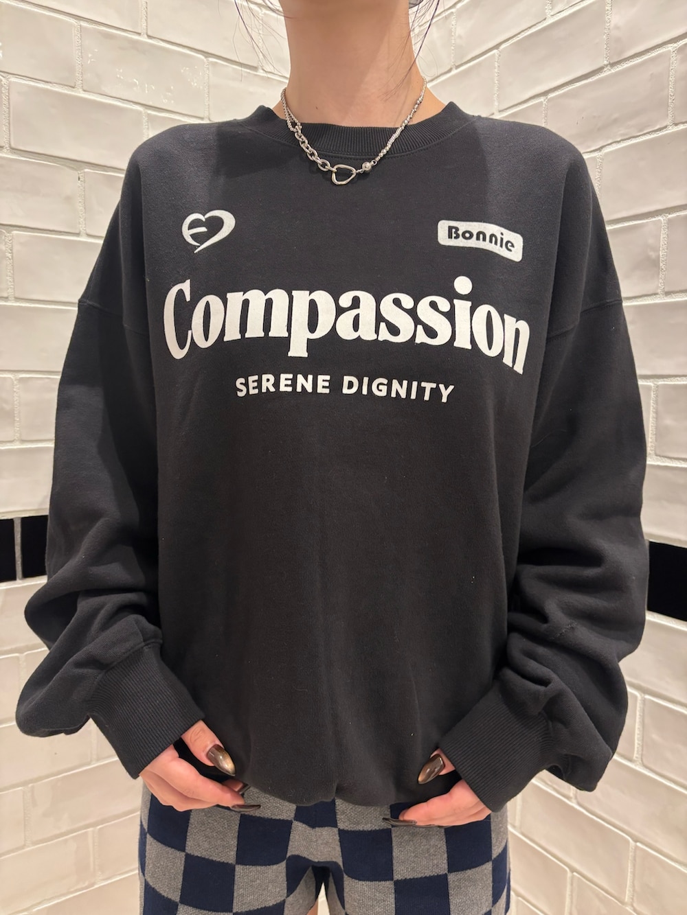 ブルー系のその他パンツ、ブラック系のスリッポン、ブラック系のスウェットを着用したレディースの秋コーディネートの4枚目の写真