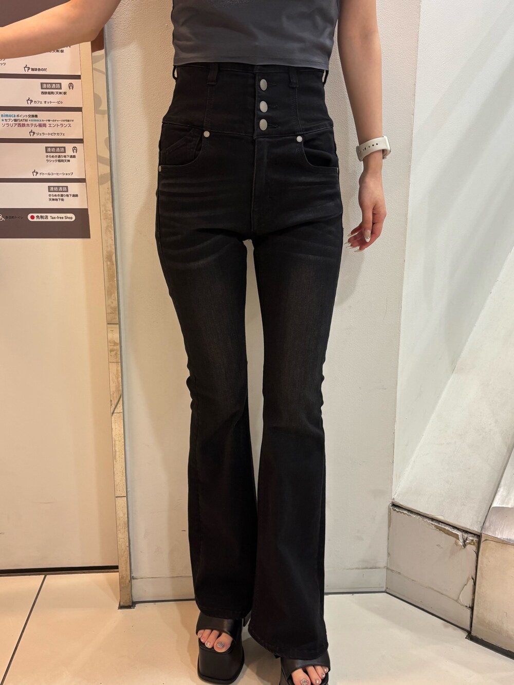 グレー系のTシャツ/カットソー、ブラック系のデニムパンツ、ブラック系のハンドバッグを着用したレディースの春コーディネートの5枚目の写真