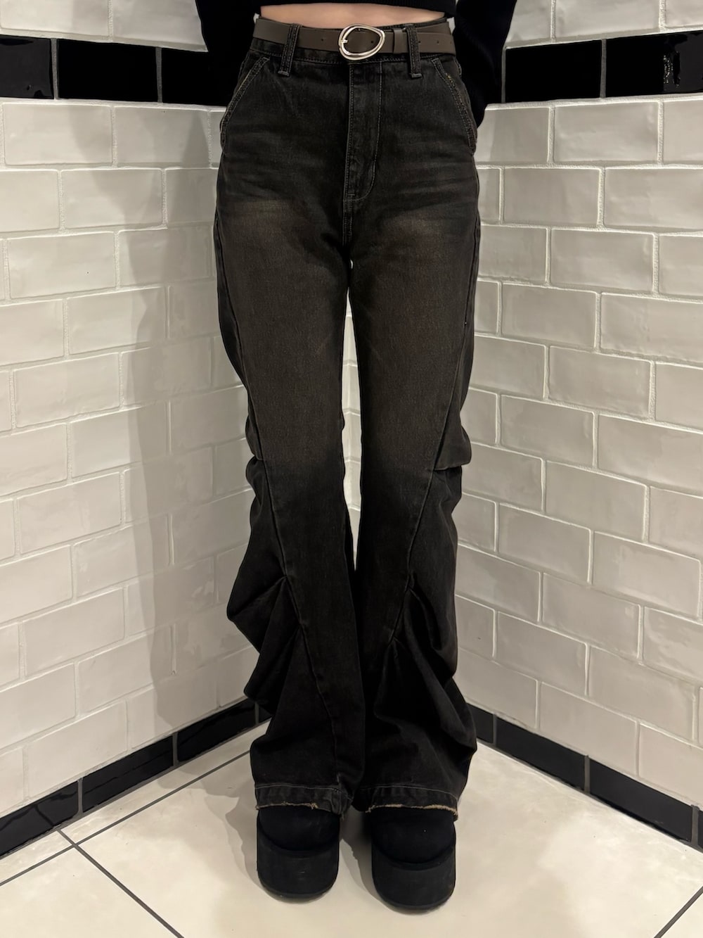 ブラック系のデニムパンツ、ブラック系のスリッポン、ブラック系のブルゾンを着用したレディースの秋コーディネートの5枚目の写真