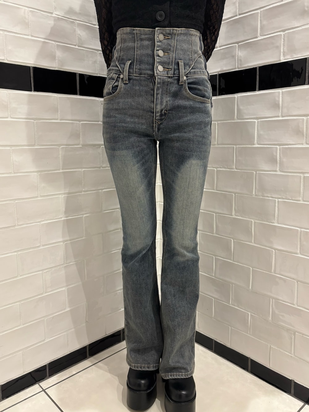 ブラック系のTシャツ/カットソー、ブルー系のデニムパンツ、ブラック系のショルダーバッグを着用したレディースの秋コーディネートの5枚目の写真