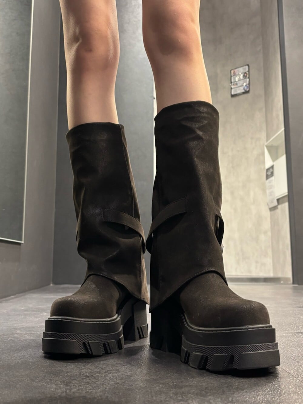 ブラック系のブーツ、ブラウン系のその他アウター、ブラック系のパーカーを着用したレディースの冬コーディネートの7枚目の写真