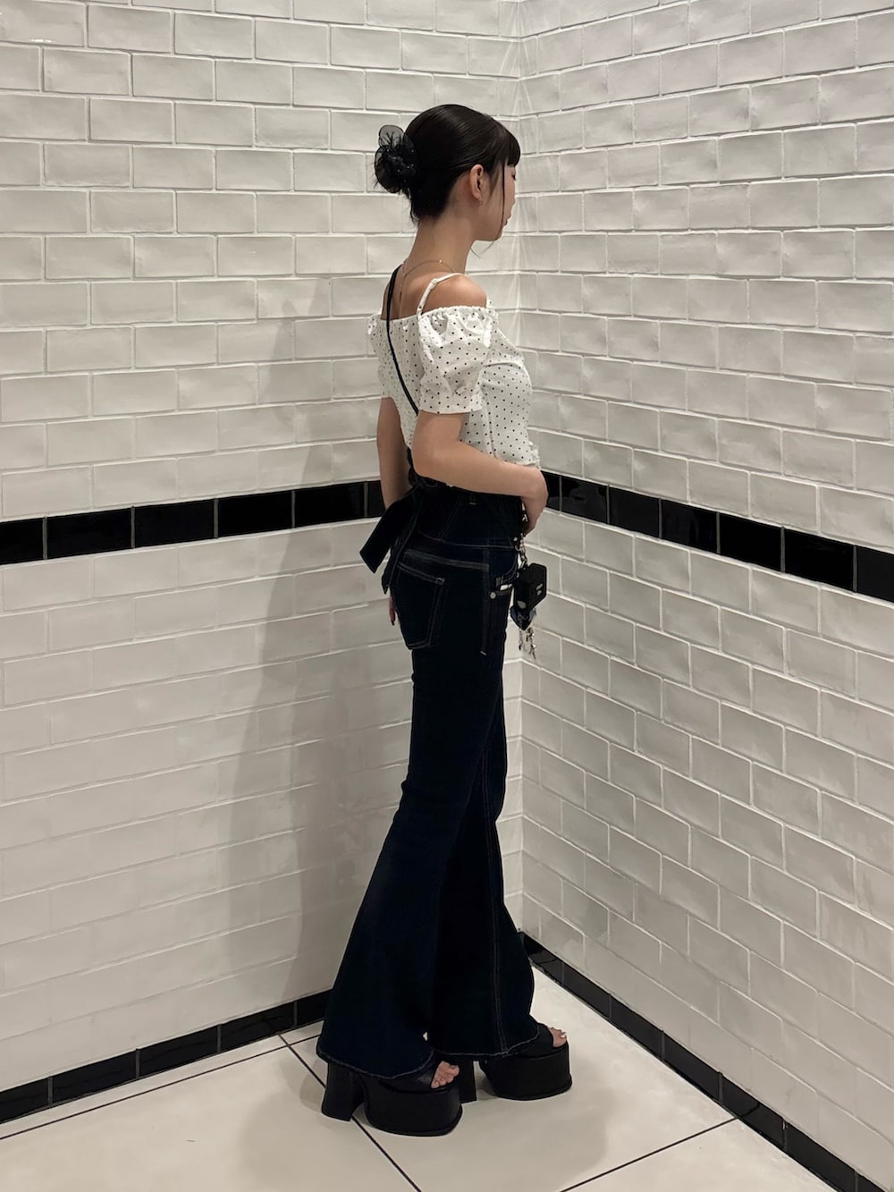 ホワイト系のTシャツ/カットソー、ブルー系のデニムパンツ、ブラック系のサンダルを着用したレディースの夏コーディネートの2枚目の写真