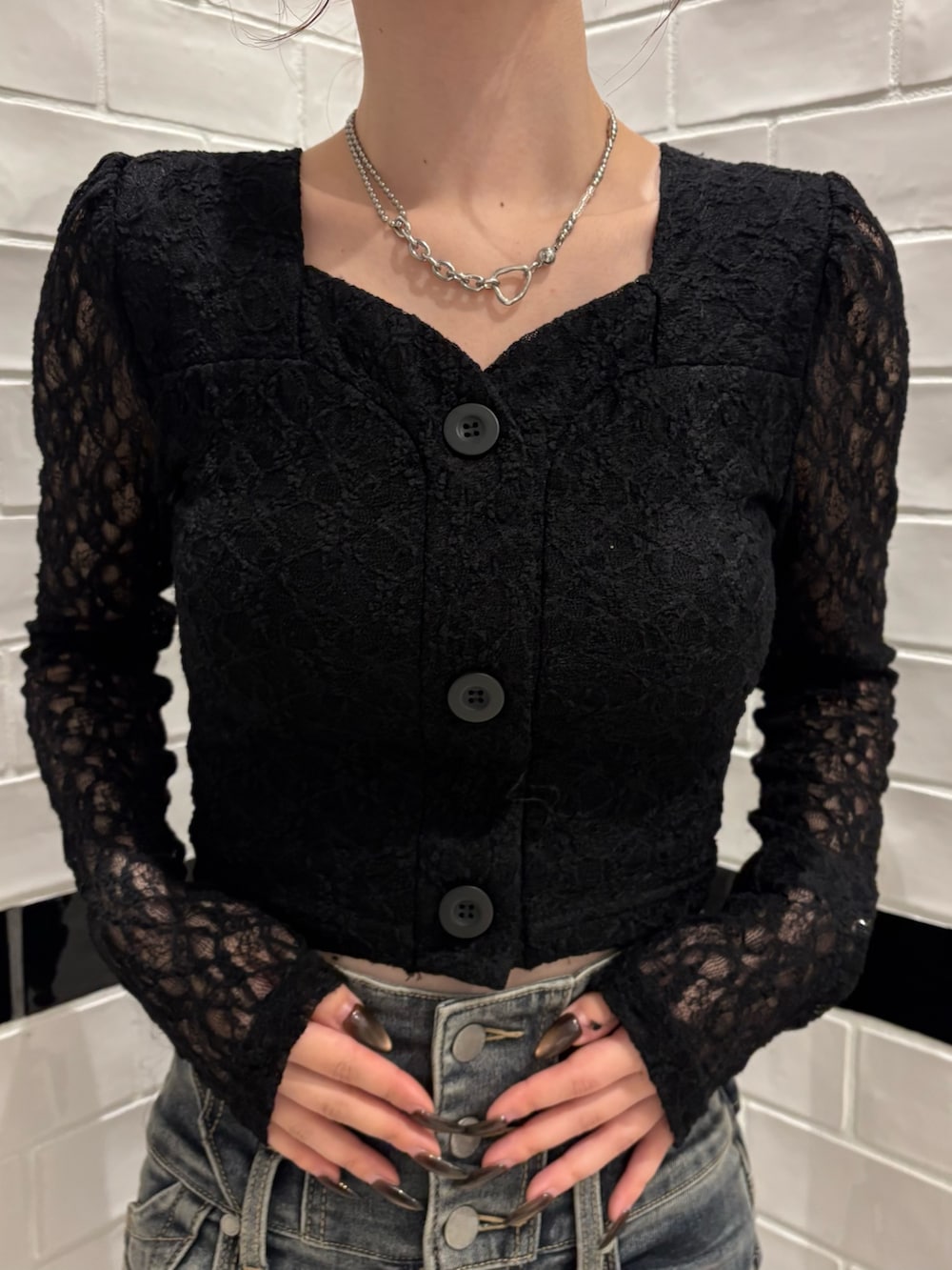 ブラック系のTシャツ/カットソー、ブルー系のデニムパンツ、ブラック系のショルダーバッグを着用したレディースの秋コーディネートの4枚目の写真