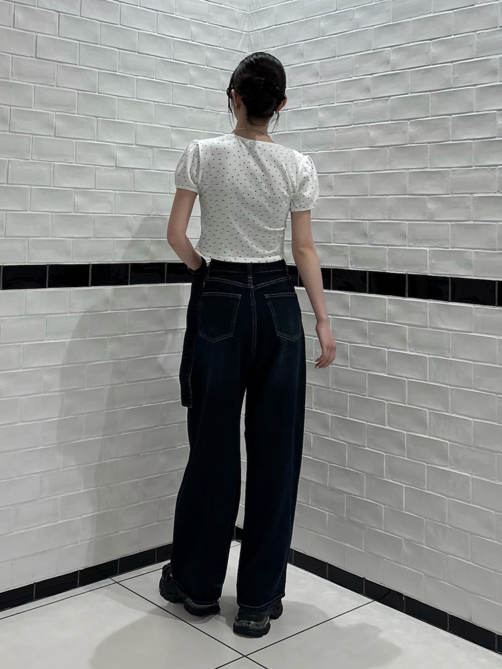 ホワイト系のTシャツ/カットソー、ブルー系のデニムパンツ、ブラック系のサンダルを着用したレディースの夏コーディネートの3枚目の写真