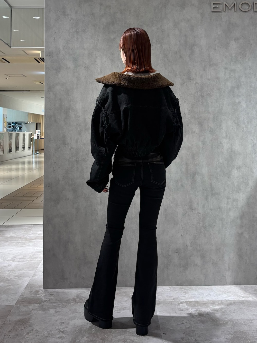 ブルー系のブルゾン、グレー系のニット/セーター、ブラック系のデニムパンツを着用したレディースの秋コーディネートの3枚目の写真