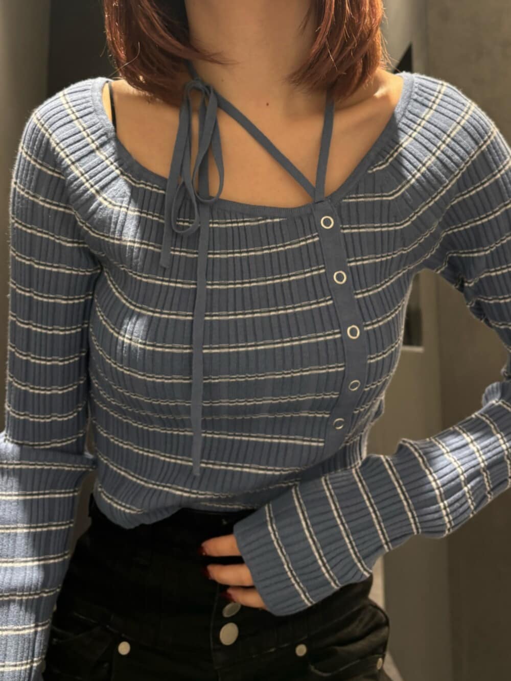 ブラック系のブーツ、ブラック系のデニムパンツ、ブルー系のニット/セーターを着用したレディースの冬コーディネートの4枚目の写真