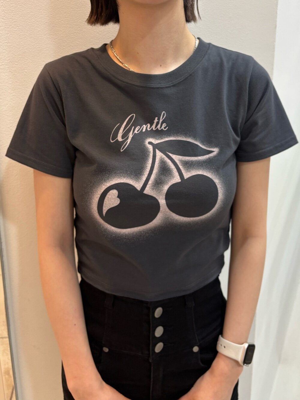グレー系のTシャツ/カットソー、ブラック系のデニムパンツ、ブラック系のハンドバッグを着用したレディースの春コーディネートの4枚目の写真