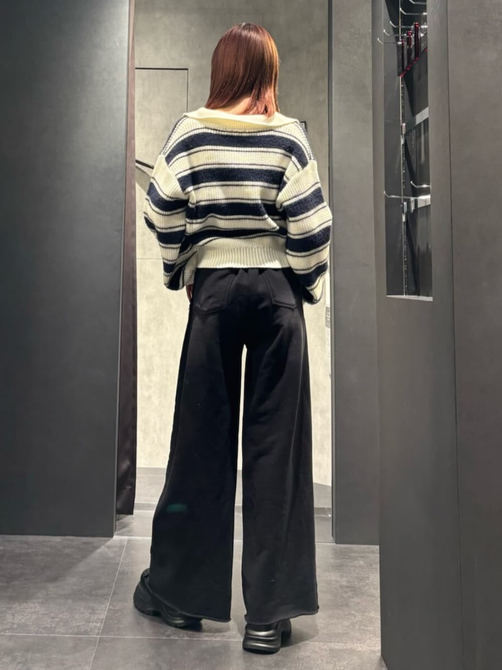 ブラック系のローファー、ブルー系のニット/セーター、ブラック系のスウェットパンツを着用したレディースの冬コーディネートの3枚目の写真