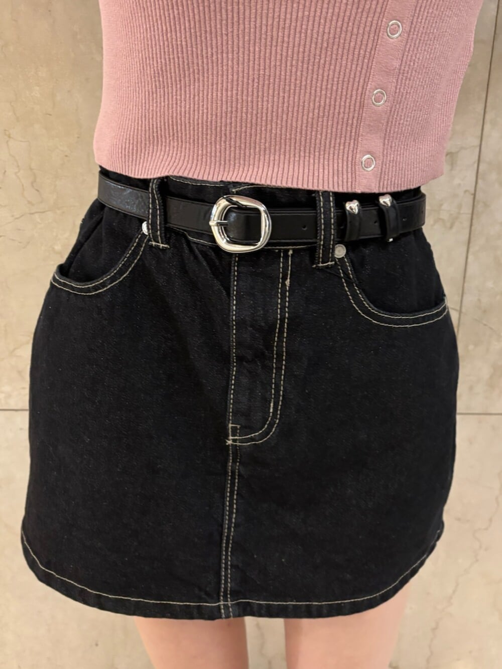 ブラック系のブーツ、ブルー系のブルゾン、ピンク系のニット/セーターを着用したレディースの冬コーディネートの6枚目の写真