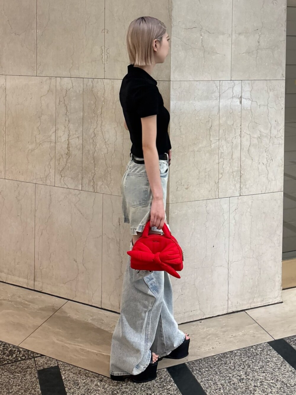 ブラック系のサンダル、レッド系のハンドバッグ、ブラック系のTシャツ/カットソーを着用したレディースの夏コーディネートの3枚目の写真