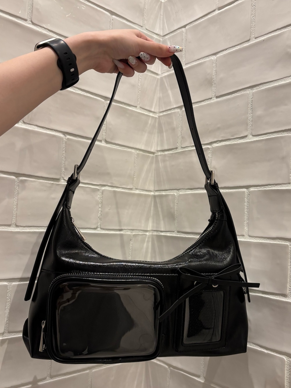ブラック系のタンクトップ、ブラウン系のデニムパンツ、ブラック系のサンダルを着用したレディースの夏コーディネートの7枚目の写真