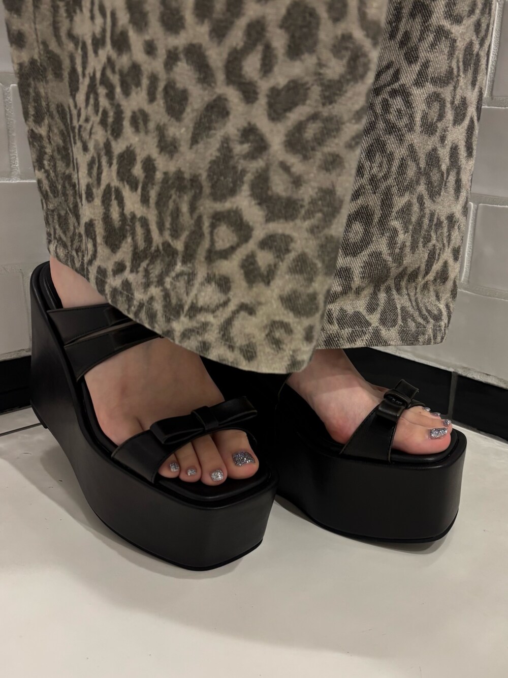 ベージュ系のその他パンツ、ブラック系のサンダル、ブラック系のハンドバッグを着用したレディースの夏コーディネートの7枚目の写真