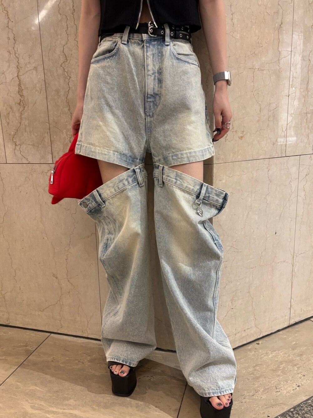 ブラック系のサンダル、レッド系のハンドバッグ、ブラック系のTシャツ/カットソーを着用したレディースの夏コーディネートの6枚目の写真